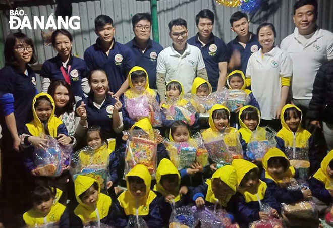Thành viên CLB Từ thiện và bảo vệ quyền trẻ em Hương Lam tặng áo ấm cho trẻ em xã Trà Leng (huyện Nam Trà My, tỉnh Quảng Nam).