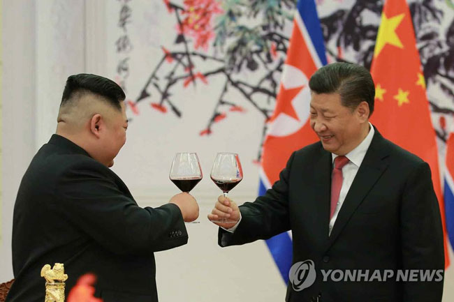 Nhà lãnh đạo Triều Tiên Kim Jong-un (trái) gặp gỡ Chủ tịch Trung Quốc Tập Cận Bình vào ngày 8-1 tại Bắc Kinh. Ông Kim thường đến Trung Quốc trước và sau khi có các cuộc gặp thượng đỉnh với Mỹ và Hàn Quốc.  Ảnh: Yonhap