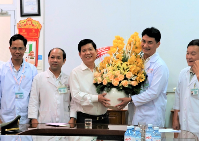 Deputy Minister Son honouring the medical workers at the Da Nang General Hospital (Photo: http://bocongan.gov.vn)