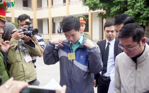 Bị cáo Hoàng Công Lương làm thủ tục dự phiên tòa sáng 14/1.