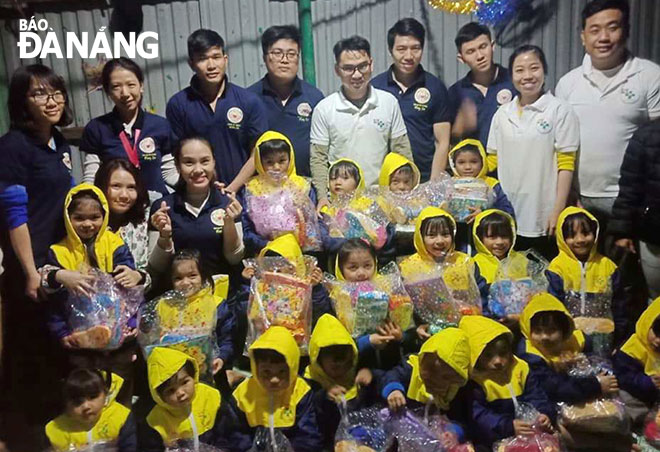 Members of the Huong Lam Charity and Children's Right Protection Club donating warm clothes to poor pupils in Tra Leng Commune in Quang Nam Province’s Nam Tra My District.