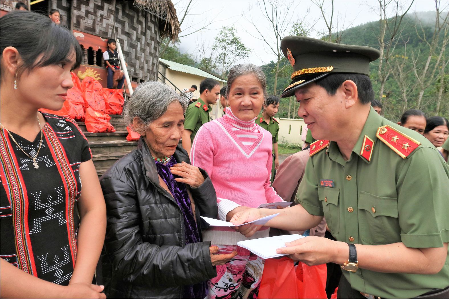 Lt Gen Son presenting Tet gifts to people living in Hoa Vang District’s Hoa Bac Commune.