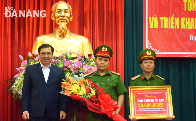 Chủ tịch UBND thành phố Huỳnh Đức Thơ trao thưởng nóng cho ban chuyên án