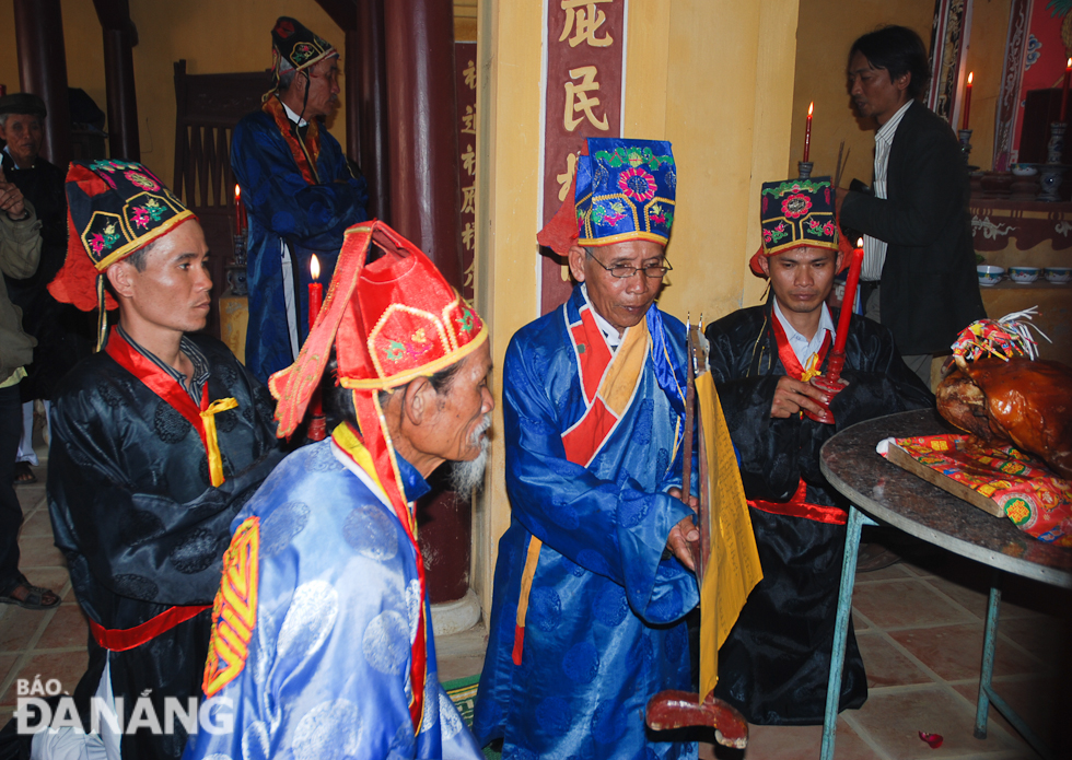 An incense offering ceremony in commemoration of national heroes and ancestors.