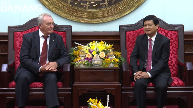 Russian Consul General in Da Nang Brovarets Andrei Petrovich being warmly received by Da Nang People's Council Chairman Nguyen Nho Trung 