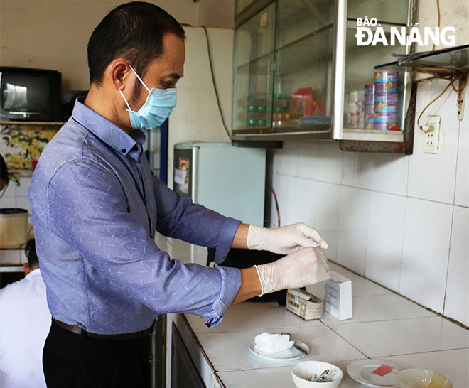 Lực lượng chức năng kiểm tra nhanh độ sạch chén bát của một nhà hàng tại quận Thanh Khê.