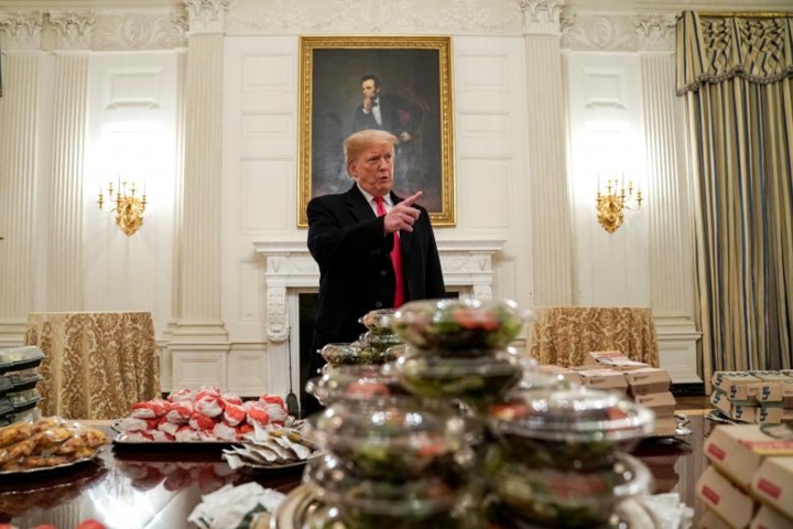 Trong buổi tiệc đón tiếp đội bóng bầu dục Clemson Tigers, tất cả các món đồ ăn nhanh đều do Tổng thống Trump chi tiền. “Như các bạn biết đấy, vì chính phủ đóng cửa, chúng tôi đã đặt đồ ăn nhanh kiểu Mỹ bằng tiền của tôi”.