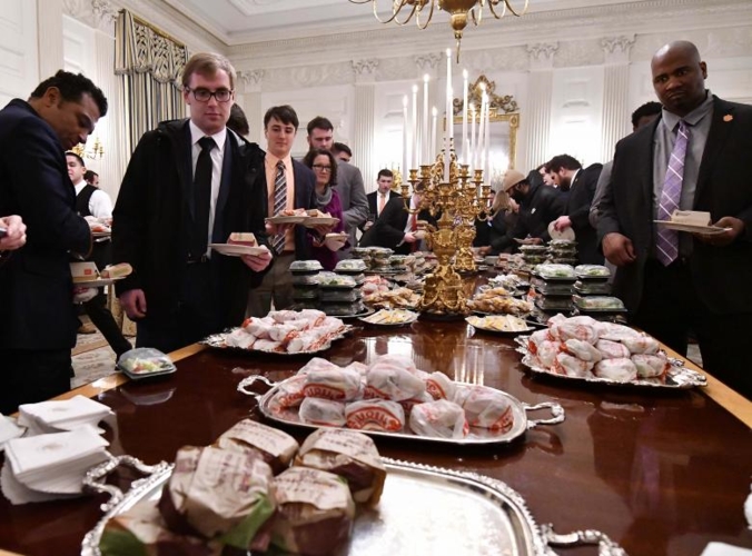 Trong một phát biểu ngày 14/1, Tổng thống Trump nhắc lại quan điểm kiên quyết của ông rằng, bức tường biên giới là cần thiết trên cả cơ sở an ninh và nhân đạo. Ảnh: Các vị khách đang chọn đồ ăn tại bữa tiệc.