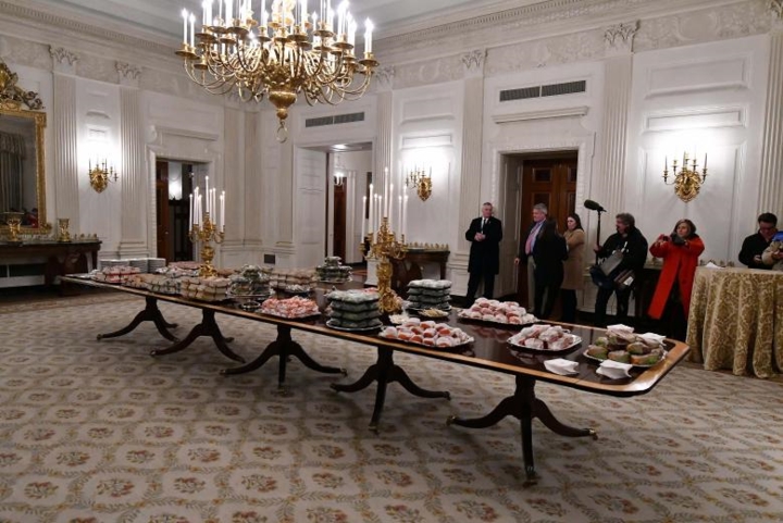 Những món đồ ăn nhanh được bày trên bàn trước khi các vị khách tới Nhà Trắng.