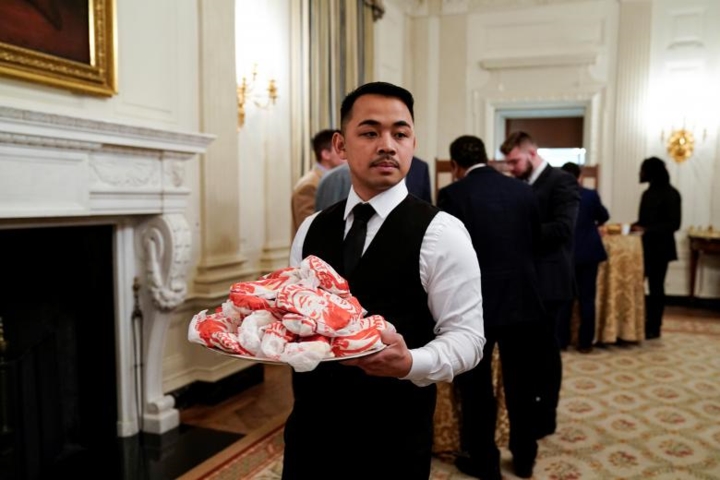 Nhân viên phục vụ mang thêm đồ ăn cho các vị khách trong bữa tiệc tại Nhà Trắng.