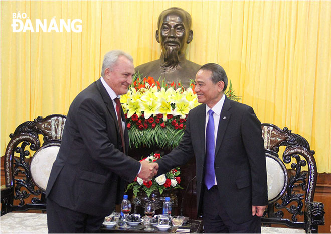 Da Nang Brovarets Andrei Petrovich (left) being warmly received by Da Nang Party Committee Secretary Truong Quang Nghia