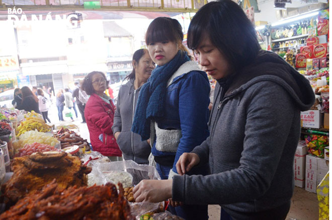  A large number of tourists shopping at the Han Market for locally-made specialities
