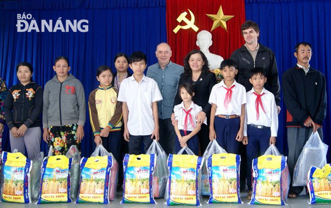 The Da Nang Children's Rights Protection cooperating with the Hai Chau District Women's Union and the World Relief Australia to donate seeds to poor people in the district’s Hoa Phong Commune.