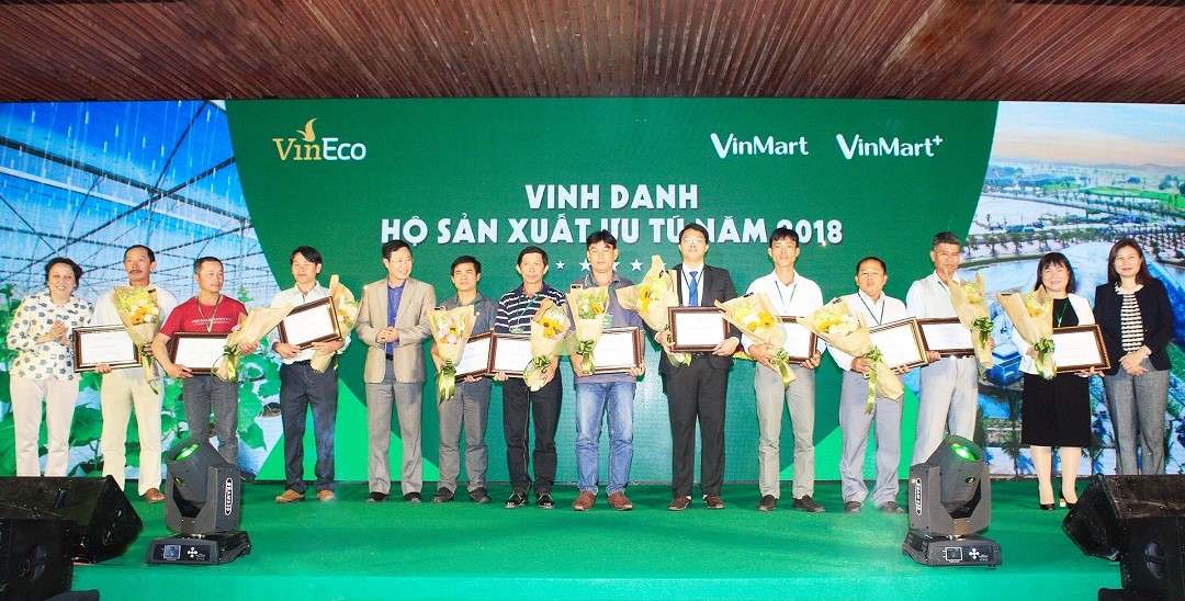 11 hộ sản xuất ưu tú liên kết với VinEco được vinh danh tại Hội nghị tổng kết năm 2018.