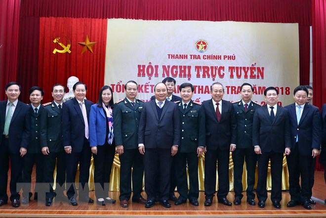 Thủ tướng Nguyễn Xuân Phúc và Phó Thủ tướng Thường trực Trương Hòa Bình chụp ảnh chung với các đại biểu tham dự hội nghị. (Ảnh: Thống Nhất/TTXVN)
