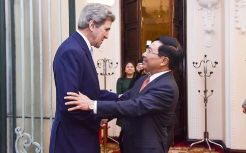 Phó Thủ tướng, Bộ trưởng Ngoại giao Phạm Bình Minh vui mừng gặp lại ông John Kerry đúng dịp 2 nước kỷ niệm 25 năm bình thường hóa quan hệ thương mại