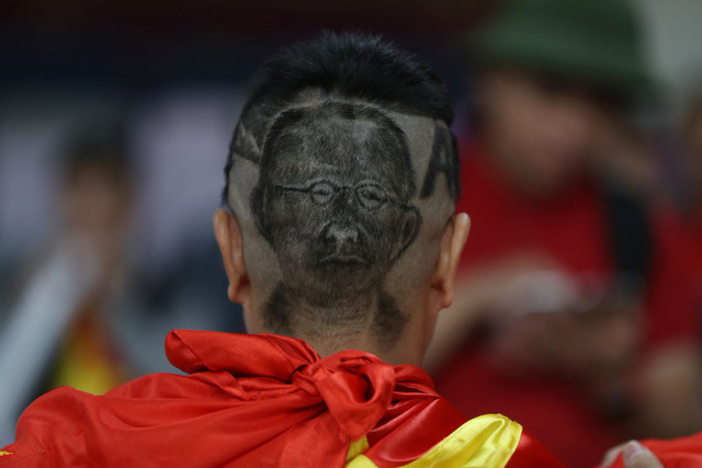 Cổ động viên cắt tóc hình huấn luyện viên Park Hang Seo tới UAE cổ vũ cho tuyển Việt Nam