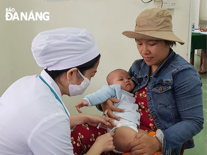 Ngày 15-1, Đà Nẵng lần đầu tiên tiêm vắc-xin 5 trong 1 ComBE Five trong chương trình tiêm chủng mở rộng quốc gia. 					                    Ảnh: PHAN CHUNG