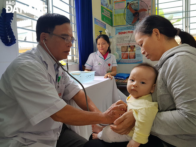Khám sàng lọc trước khi tiêm chủng là bước quan trọng. TRONG ẢNH: Nhân viên y tế quận Ngũ Hành Sơn khám sàng lọc cho trẻ phường Hòa Hải trước khi tiêm chủng.
