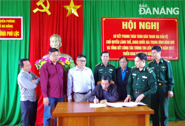 Đại diện các chủ phương tiện phường Thanh Khê Đông (quận Thanh Khê) ký cam kết không xâm phạm vùng biển nước khác khi tham gia đánh bắt hải sản trên biển.
