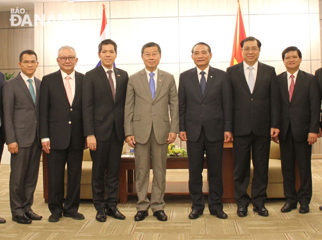  The city leaders and their Thai guest posing for a group photo