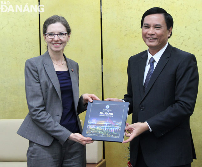 Canadian Ambassador to Viet Nam Deborah Paul (left) being received by Da Nang People's Committee Vice Chairman Tran Van Mien