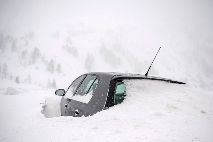 Một chiếc ô tô bị tuyết phủ kín ở Obertauern, Áo. Ngày 11-1, các trực thăng quân đội của Áo đã được huy động để đưa 66 thiếu niên người Đức ra ngoài sau vài ngày bị mắc kẹt ở một nhà trọ trên núi. Ảnh: EPA