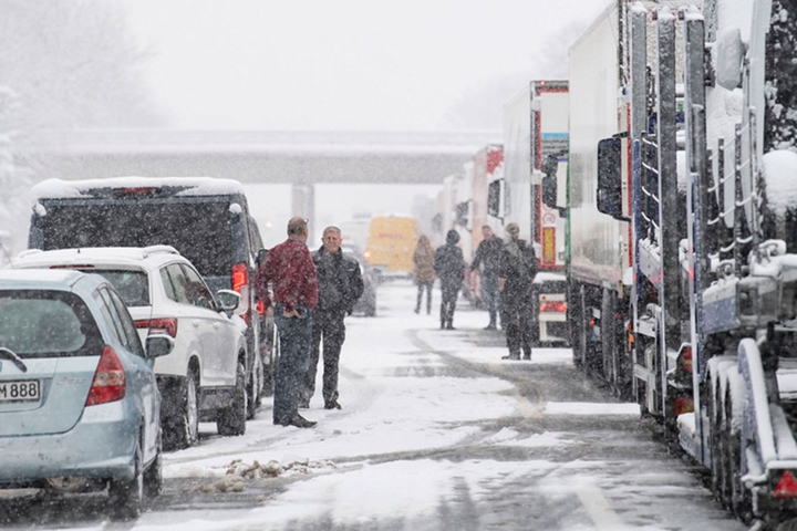 Các phương tiện kẹt cứng trên một con đường trong trận bão tuyết gần Rohrdorf, Bavaria, Đức. Hiện tượng thời tiết cực đoan này đã làm ảnh hưởng lớn đến cuộc sống của người dân ở nhiều khu vực của châu Âu. Ảnh: EPA