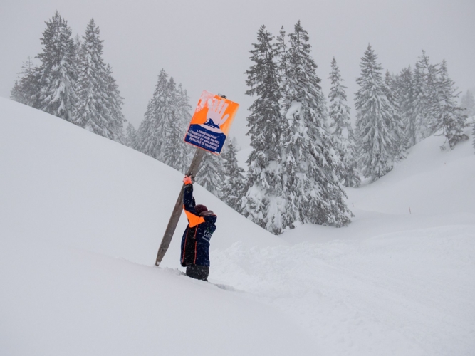 Một người đàn ông đang cắm một biển cảnh báo tuyết lở ở khu vực Loferer Alp, Áo ngày 15/1. Tuyết lở đã khiến các thành phố như Lofer, Unken, St.Martin bị cô lập và ô tô không thể di chuyển được từ ngày 13/1. Ảnh: EPA
