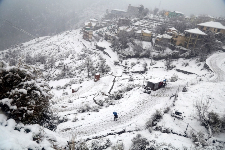 Tuyết phủ kín ngôi làng Naddi trong một đợt không khí lạnh tràn về phía bắc Ấn Độ với nhiệt độ giảm sâu và tuyết rơi ở một số khu vực như Shimla, Kullu, Manali, Kinnaur, Chamba... Ảnh: EPA
