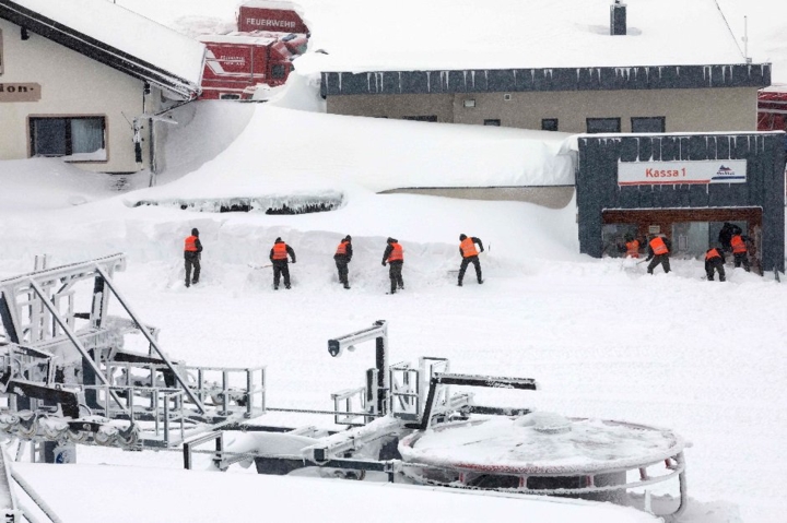 Lực lượng quân đội Áo được huy động để dọn dẹp tuyết ở Hochkar, Áo. Ảnh: AFP