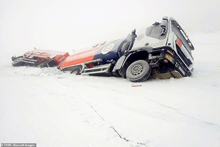 Một chiếc xe tải chở xăng bị lún xuống khi đi qua sông Aldan bị đóng băng, gần khu dân cư Megino-Aldan ở quận Tomponsky, Nga. Ảnh: TASS.