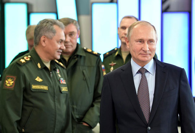 Tổng thống Vladimir Putin (phải) cùng các quan chức quốc phòng Nga thăm một trung tâm công nghệ quân sự ở thành phố Anapa vào tháng 11-2018.Ảnh: AP