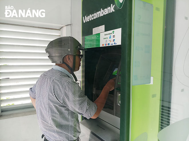 Nhiều ngân hàng cho biết đã có phương án cung ứng tiền đầy đủ vào các cây ATM trước, trong và sau Tết Nguyên đán Kỷ Hợi 2019. Ảnh: KHÁNH HÒA