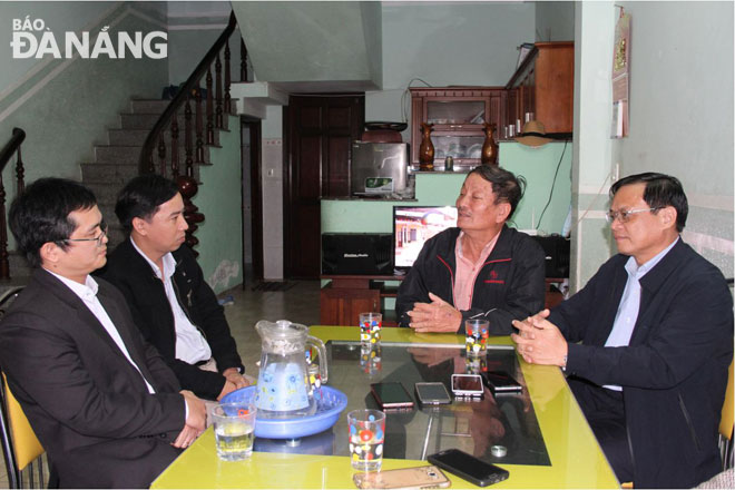 Giám đốc Sở Nội vụ thành phố, Chủ tịch UBND huyện Hoàng Sa Võ Ngọc Đồng (bìa phải) thăm hỏi nhân chứng Hoàng Sa Nguyễn Văn Dữ. 