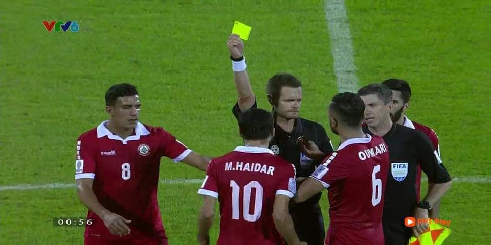 Khoảnh khắc các cầu thủ Lebanon nhận thẻ vàng trong trận đấu với Triều Tiên được cư dân mạng chụp lại và chính chiếc thẻ vàng này đã giúp cho đội tuyển Việt Nam giành quyền vào vòng sau (do Việt Nam nhận ít thẻ vàng hơn)