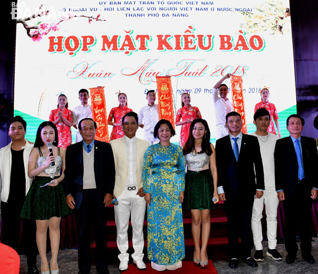 Kiều bào và lãnh đạo Ủy ban MTTQ Việt Nam thành phố trong buổi họp mặt kiều bào nhân dịp tết Mậu Tuất 2018.