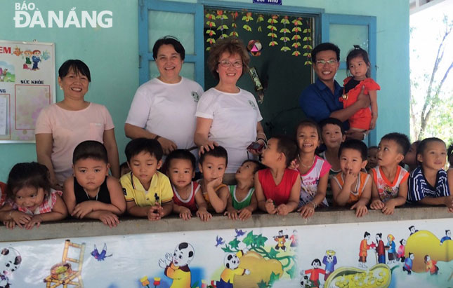 Chị Cecile Le Pham (hàng sau, thứ 2 trái sang) cùng đoàn tổ chức ASSORV thăm các cháu nhỏ đang được nuôi dưỡng tại Trung tâm Hoa Mai Đà Nẵng. Ảnh: NVCC