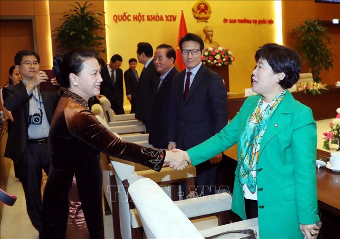 Chủ tịch Quốc hội Nguyễn Thị Kim Ngân với các nghị sĩ Hàn Quốc. Ảnh: Trọng Đức/TTXVN