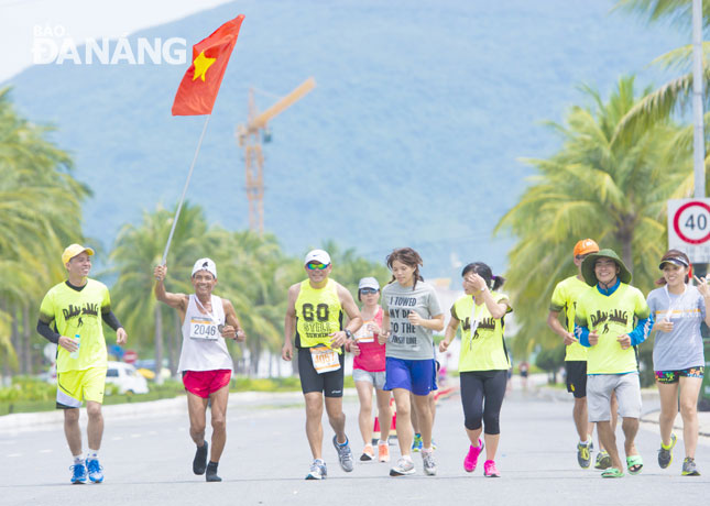 Members from the Da Nang OV Business Club competing in a marathon event held in the city