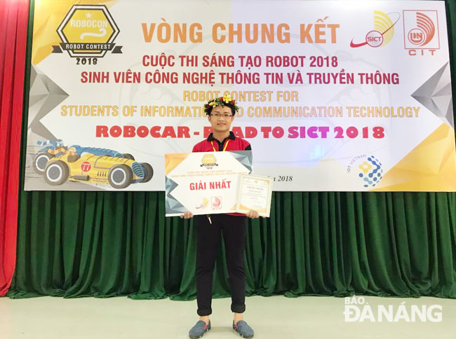 Phạm Đình Quý nhận giải nhất tại cuộc thi sáng tạo robot 2018.  Ảnh: T.L