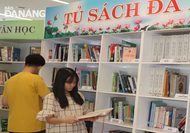 Người dân đến đọc sách và nghiên cứu, tìm hiểu tại Tủ sách Đà Nẵng, đặt ở phòng Tạp chí, Thư viện Khoa học tổng hợp Đà Nẵng.