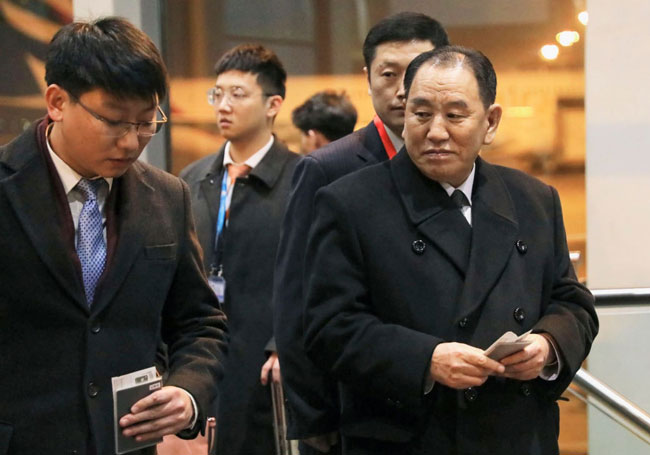 Phó Chủ tịch đảng Lao động Triều Tiên Kim Yong-chol (phải) có mặt tại sân bay quốc tế Bắc Kinh trước khi đến Mỹ. 					              Ảnh: Kyodo News