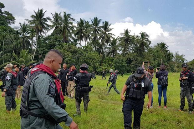 Security units regroup near the rubber plantation in Chanae district of Narathiwat after the raid on an insurgent camp on January 18 morning. (Photo: Bangkokpost)