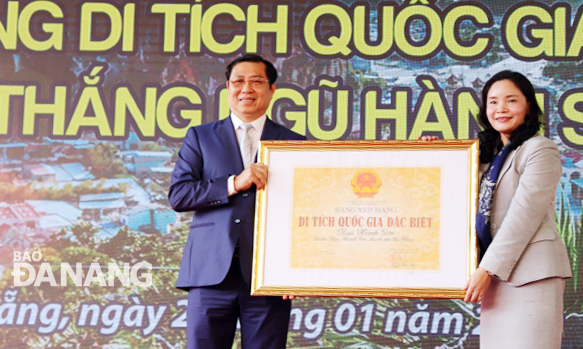 Thứ trưởng Bộ Văn hóa, Thể thao và Du lịch Trịnh Thị Thủy trao bằng Di tích cấp quốc gia đặc biệt Ngũ Hành Sơn cho Chủ tịch UBND thành phố Huỳnh Đức Thơ.