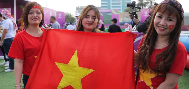 Cổ động viên Việt Nam hâm nóng bầu không khí bên ngoài sân Al Maktoum