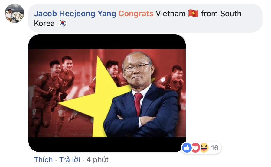 Một cổ động viên tới từ Hàn Quốc chúc mừng đội tuyển Việt Nam kèm bức ảnh huấn luyện viên trưởng Park Hang-Seo. Nhờ sự xuất hiện của huấn luyện viên Hàn Quốc, nhiều trận thi đấu của đội tuyển Việt Nam còn trở nên 