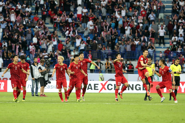 Niềm vui chiến thắng của các tuyển thủ Việt Nam trong trận đấu gặp tuyển Jordan tại Dubai, Các tiểu vương quốc Arab thống nhất ngày 20-1. 				Ảnh: AFP/TTXVN