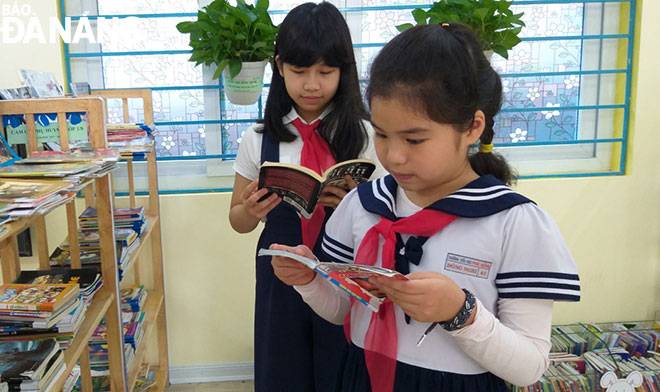 Giờ ra chơi, học sinh Trường tiểu học Phù Đổng lại đến thư viện để đọc sách.
