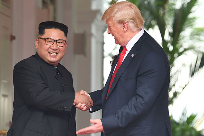 Tổng thống Mỹ Donald Trump (phải) và nhà lãnh đạo Triều Tiên Kim Jong-un gặp gỡ tại Singapore ngày 12-6-2018. 				                          Ảnh: Getty Images